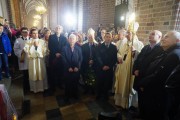 Uczestnicy mszy przed tablicą Mieszka II.