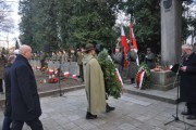 Wojewoda składa kwiaty na Cmentarzu Wojskowym na Powązkach.