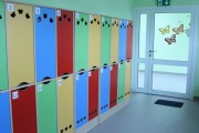 Kolorowe szafki dla dzieci.