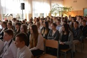 Młodzież szkolna słucha lekcji o majorze Bystrzyckim.