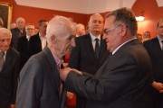 W imieniu prezydenta odznaczenie wręcza Jan Baster, zastępca Prezesa IPN.