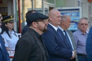 Wojewoda wielkopolski obok autora murala