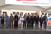 Zaproszeni goście na scenie.