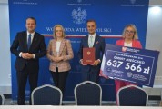 Zdjęcie pamiątkowe z czekami.