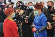 Wicewojewoda Aneta Niestrawska rozmawia z zaszczepioną kobietą