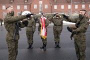 Żołnierze wypowiadają słowa roty przysięgi wojskowej