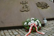 Kwiaty pod Pomnikiem Polskiego Państwa Podziemnego i Armii Krajowej 