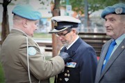 Moment wręczenia odznaczeń i medali wyróżnionym osobom