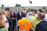 Premier oraz wiceminister infrastruktury rozmawia z drogowcami