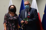 Wspólne zdjęcie wicewojewody oraz odznaczonej osoby