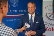 Wojewoda udzielający wywiadu.