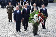 Wspólne złożenie kwiatów pod pomnikiem Armii "Poznań"