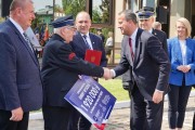  Wojewody Wielkopolskiego przekazuje czek na odbudowę remizy w Bądeczu.