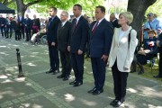 Złożenie kwiatów pod tablicą pamiątkową