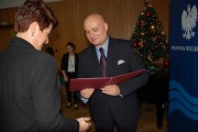 Zdjęcie 6 - wojewoda wręcza wyróżnionej osobie nagrodę Ministra Edukacji Narodowej.