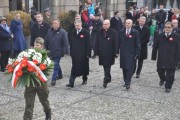 Przedstawiciele administracji rządowej i samorządowej składają kwiaty przy Pomniku 15. Pułku Ułanów Wielkopolskich.