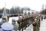 Salwa honorowa żołnierzy na Placu Piłsudzkiego. 
