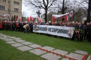 Uczestnicy obchodów z transpartentem "Smoleńsk niezapomnimy".