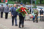 Wojewoda składa kwiaty pod Pomnikiem Powstańców Wielkopolskich.