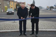 Wojewoda wspólnie z burmistrzem przecina wstęgę.