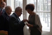 Wicewojewoda dzieli się opłatkiem.