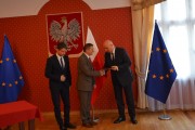 Wojewoda oraz przedstawiciel samorządu po podpisaniu umowy na budowę dróg lokalnych.