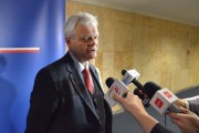 Wiceminister zdrowia Piotr Gryza udziela wywiadu dziennikarzom. 