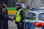 Minister Mariusz Błaszczak łamie się opłatkiem z funkcjonariuszem policji.