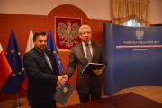 Jacek Jaśkowiak i Przemysław Gorgol ściskają sobie dłoń