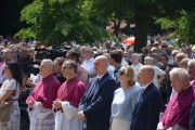 Zgromadzeni ludzie wysłuchują kazania