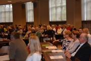 Uczestnicy konferencji siedzą w sali. 