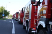 Wozy strażackie wyruszyły w drogę. 