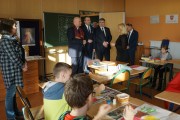 Wizyta wojewody w Szkole Podstawowej w Luboszu. 