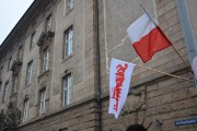 Na budynku powiewa flaga państwowa oraz flaga z napisem Solidarność