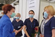 Wicewojewoda Aneta Niestrawska rozmawia z pielęgniarkami