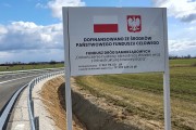 Widok na tablicę informacyjną dotyczącą budowy obwodnicy Wrześni
