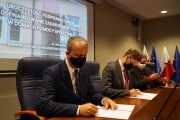 Wojewoda podpisuje umowę z przedstawicielem samorządu