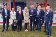 Wspólne zdjęcie wojewody oraz innych osób przy stoisku 