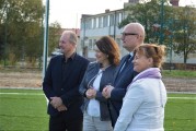 Minister Hoffman wraz z I Wicewojewodą Wielkopolski na boisku sportowym.