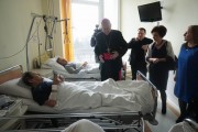 Arcybiskup wspólnie z wicewojewodą Marleną Maląg odwiedzają pacjentów na oddziale urologii.