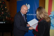 Zdjęcie 7 - wojewoda wręcza wyróżnionej osobie nagrodę Ministra Edukacji Narodowej.