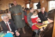 Wojewoda siedzi w pociągu z rekonstruktorami Towarzystwa Miłośników Miasta Lubonia i dyrektorem Wielkopolskiego Muzeum Niepodległości.