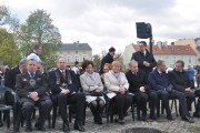 Goście uroczystości siedzą przed katedrą. 