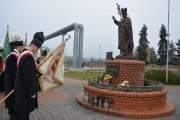 Górniczy poczet sztandarowy skłania sztandar przed pomnikiem Jana Pawła II.