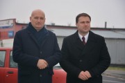Wojewoda na tle czerwonego auta.