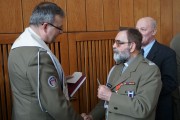 Przedstawiciele duchowieństwa składają sobie życzenia. 