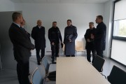 Wojewoda zwiedza nowy komisariat. 