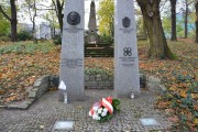 Kwiaty pod pomnikiem Wojciecha Szczęsnego Kaczmarka.