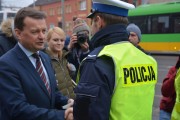 Minister Mariusz Błaszczak składa życzenia świąteczne funkcjonariuszowi policji.