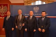 Uczestnicy uroczystości pozują do wspólnego zdjęcia